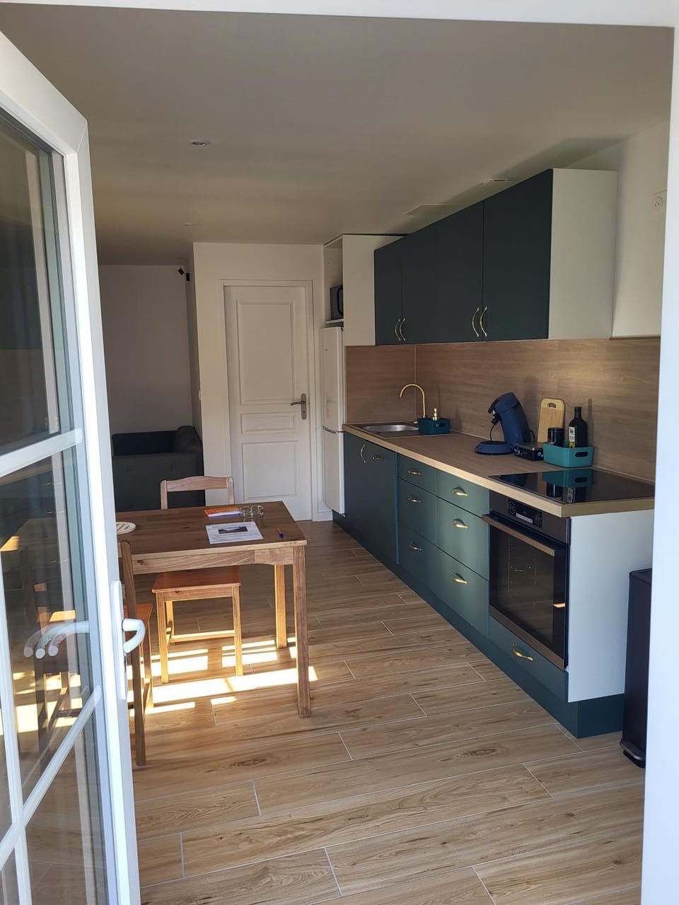 Kitchen or kitchenette, dishwasher, oven, stove