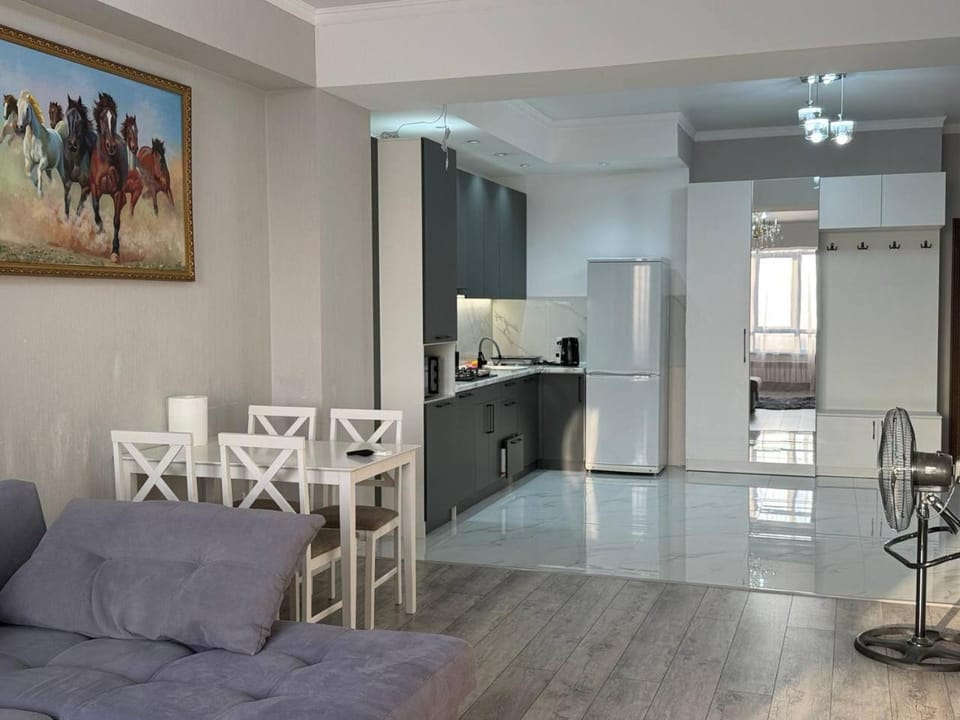 TV and multimedia, Living room, Seating area, Dining area