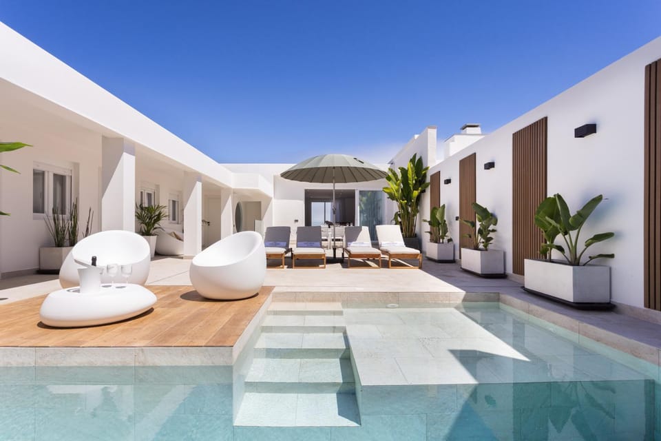 Day, Swimming pool, sunbed