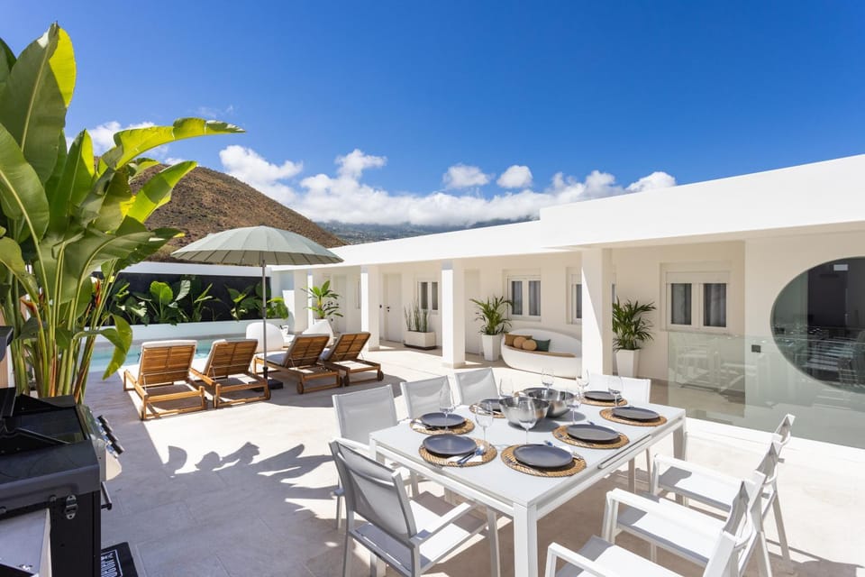 View (from property/room), Balcony/Terrace, Dining area, sunbed