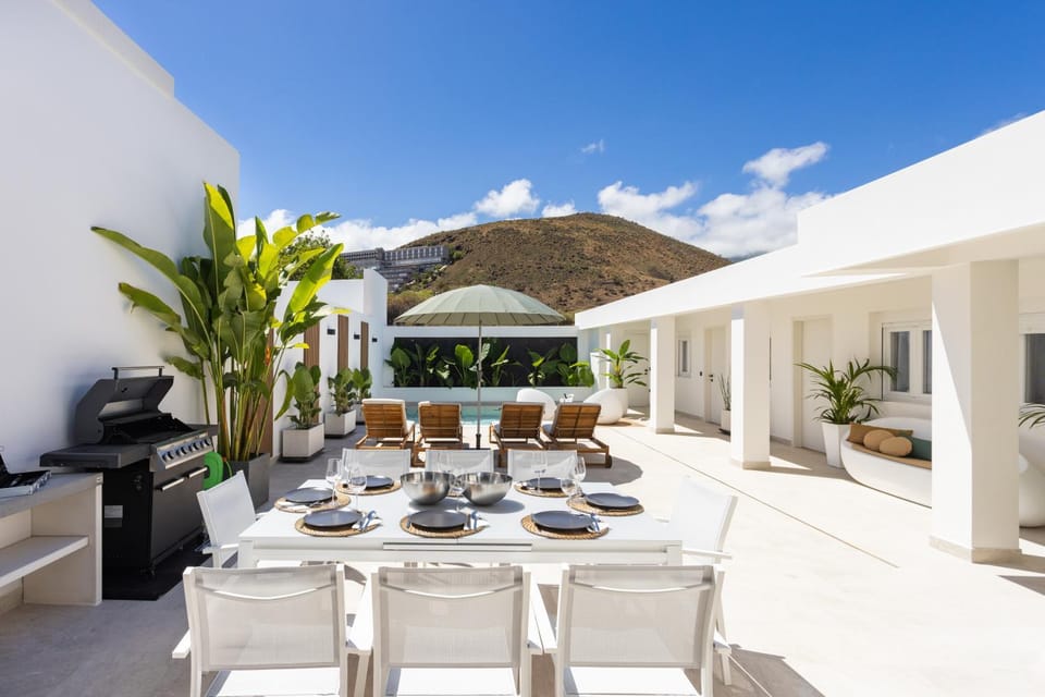 Day, Natural landscape, Dining area, Mountain view, sunbed
