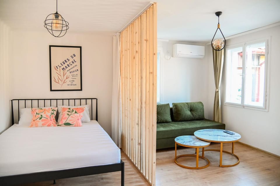 Bed, Living room, Seating area, Bedroom, air conditioner