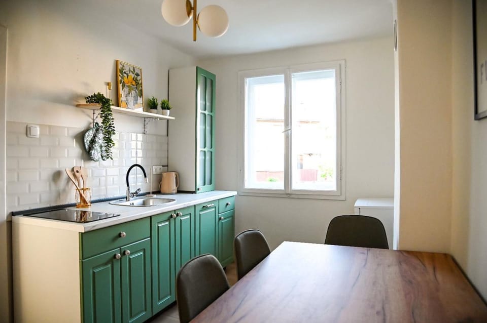 Kitchen or kitchenette, Dining area, stove