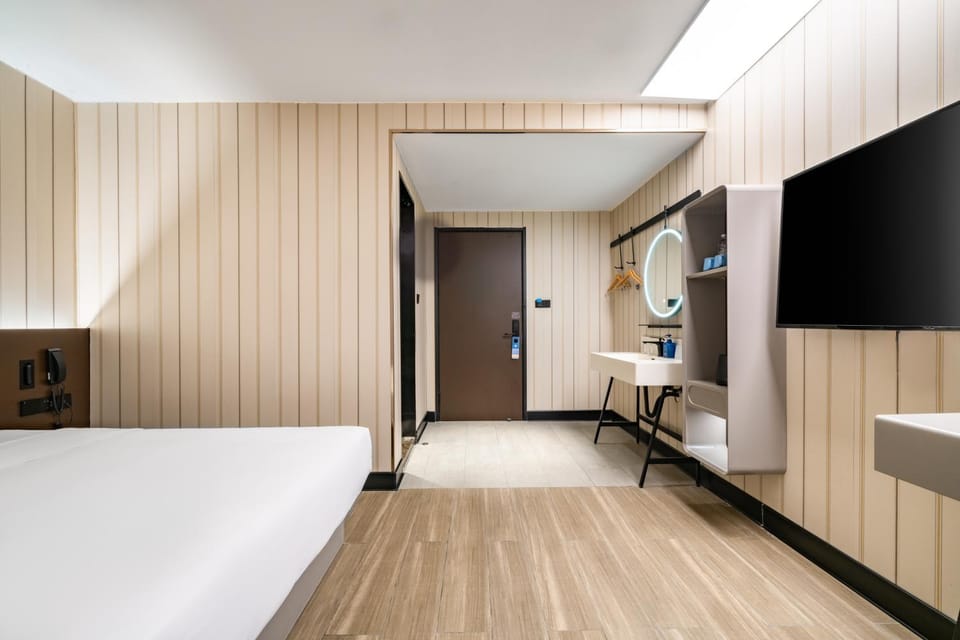 Hanting Hotel Shenzhen Coast City Nanyou Clothing City Hotel in Hong Kong