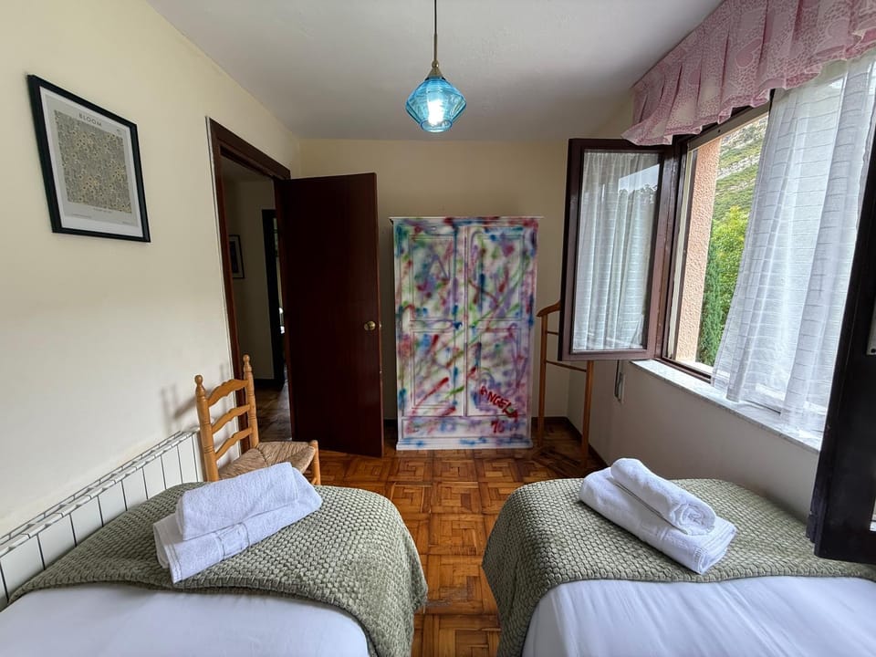 Bed, Photo of the whole room, Bedroom, towels