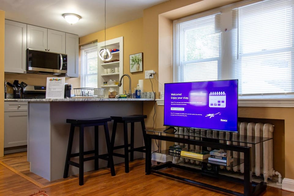 Comfy 1 BR Hide Away Apt w Garage Parking Apartment in Bryn Mawr