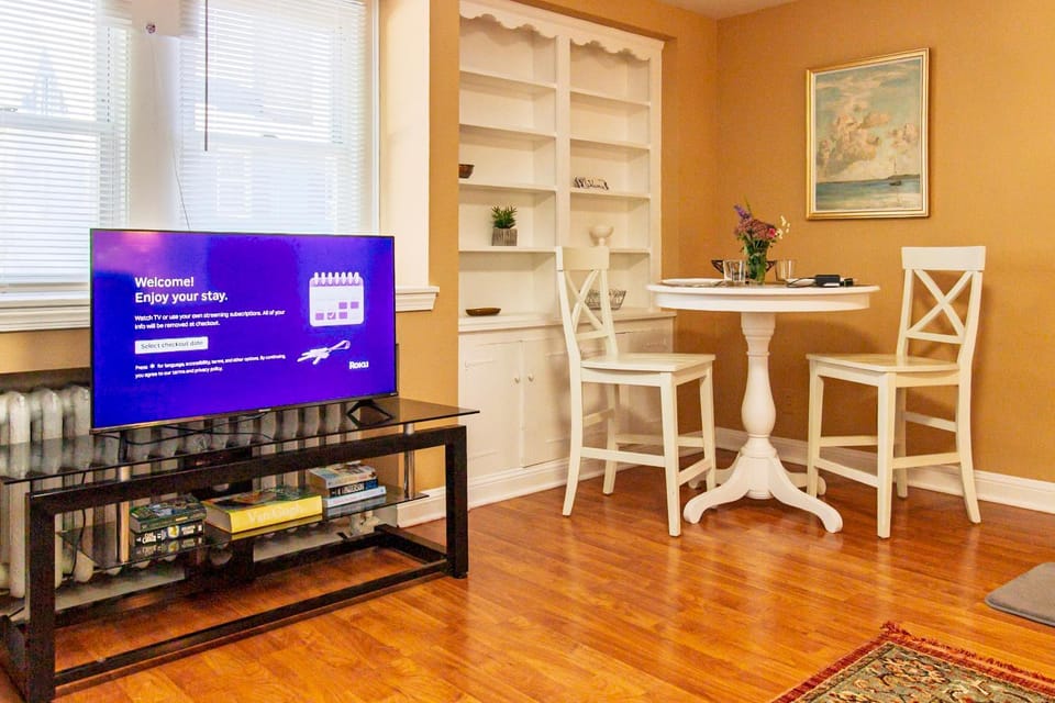 Comfy 1 BR Hide Away Apt w Garage Parking Apartment in Bryn Mawr