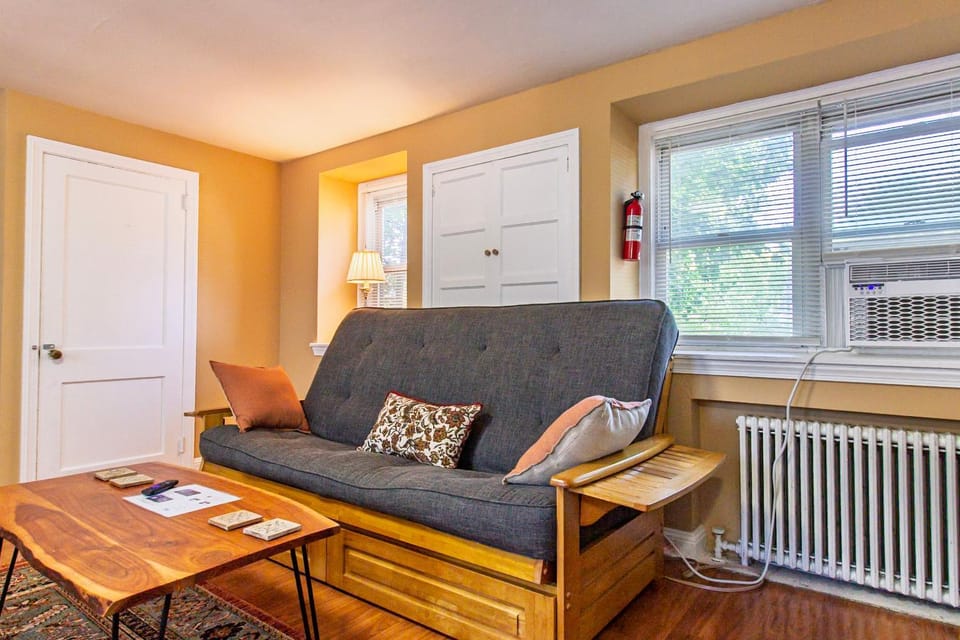 Comfy 1 BR Hide Away Apt w Garage Parking Apartment in Bryn Mawr