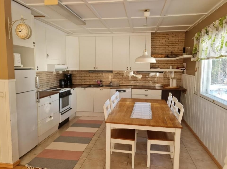 Kitchen or kitchenette, Dining area, dishwasher, oven