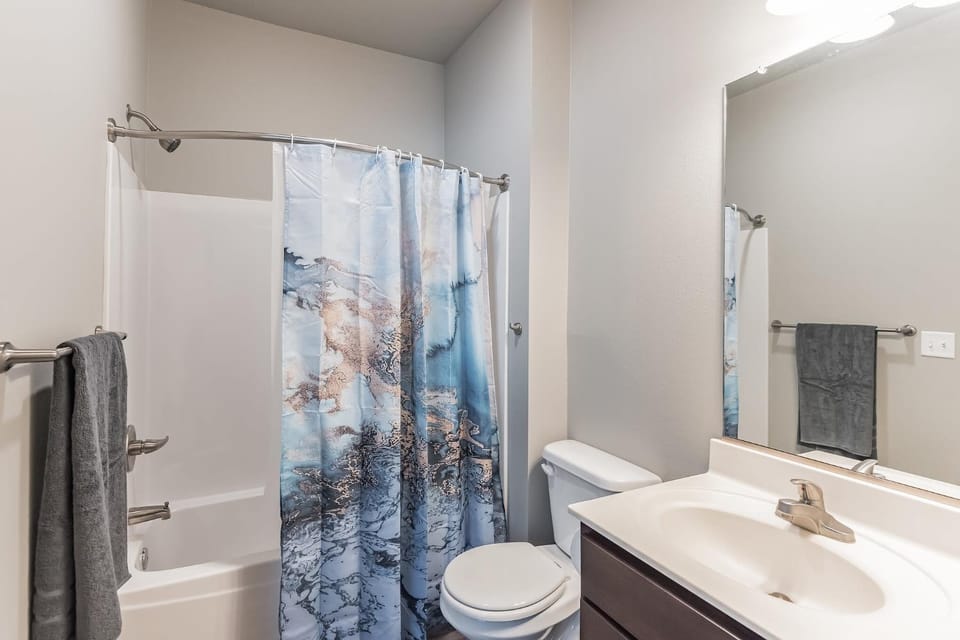 Modern Stay Near Jack Trice Stadium - Walk to ISU Apartment in Ames