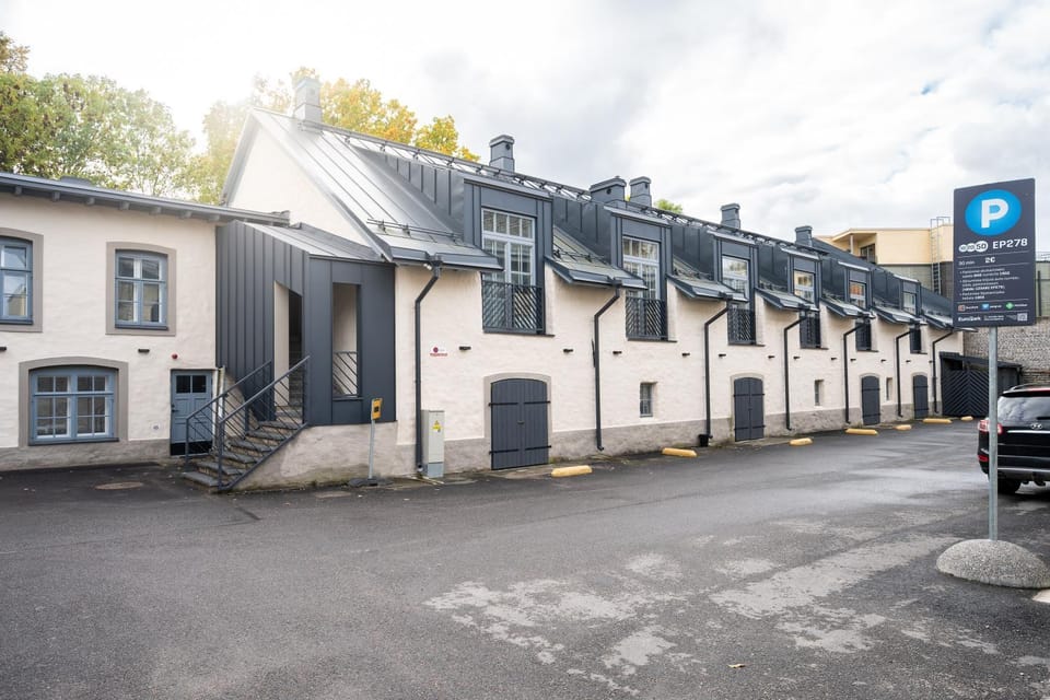 Property building, Day, Neighbourhood, Street view, Location, Parking