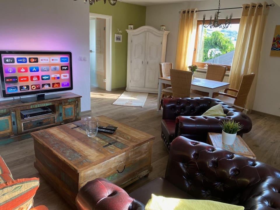 TV and multimedia, Living room, Seating area, Evening entertainment