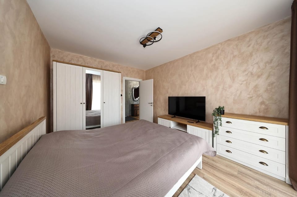 Bed, TV and multimedia, Photo of the whole room, Bedroom