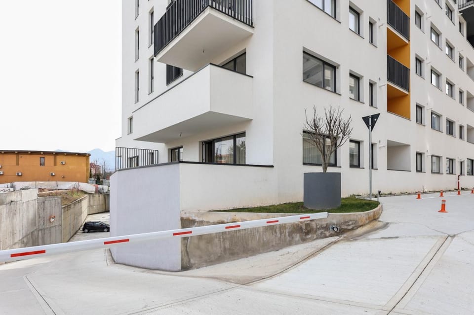 Property building, Neighbourhood, Balcony/Terrace, Street view