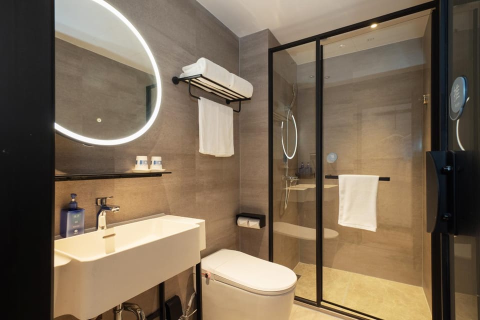 Shower, Toilet, Bathroom, towels