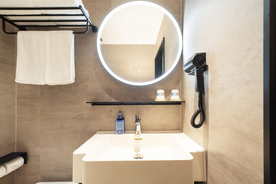 Bathroom, towels