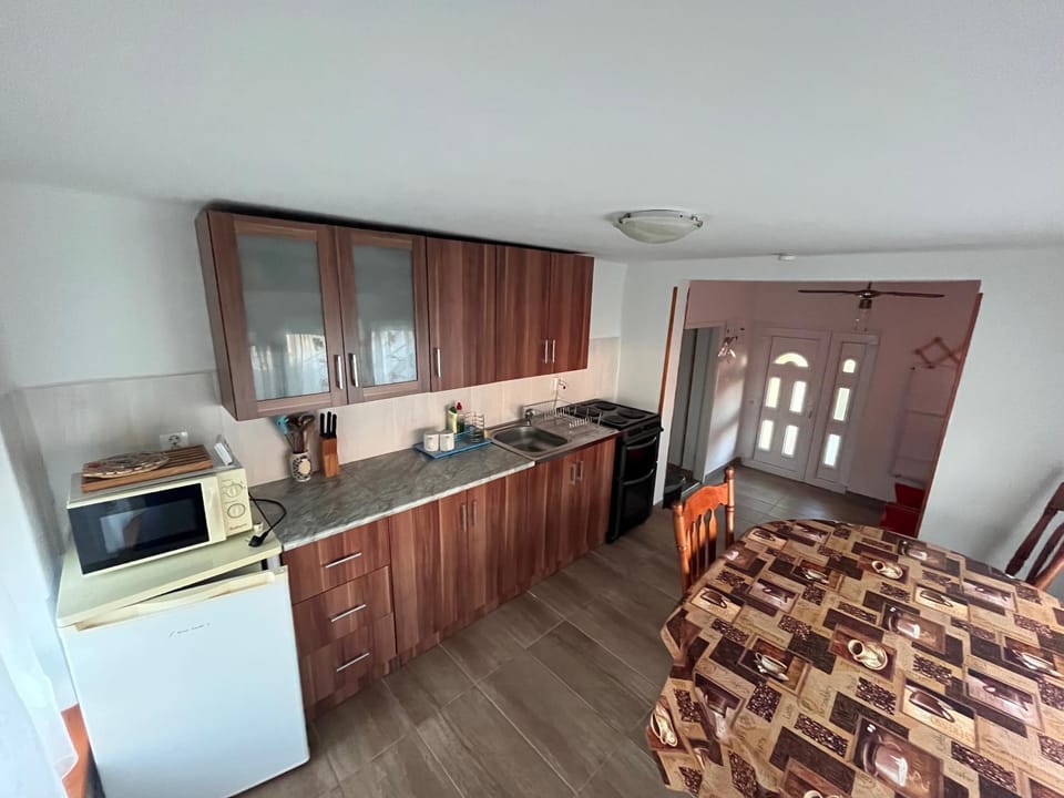 Kitchen or kitchenette, Photo of the whole room, oven, stove, toaster