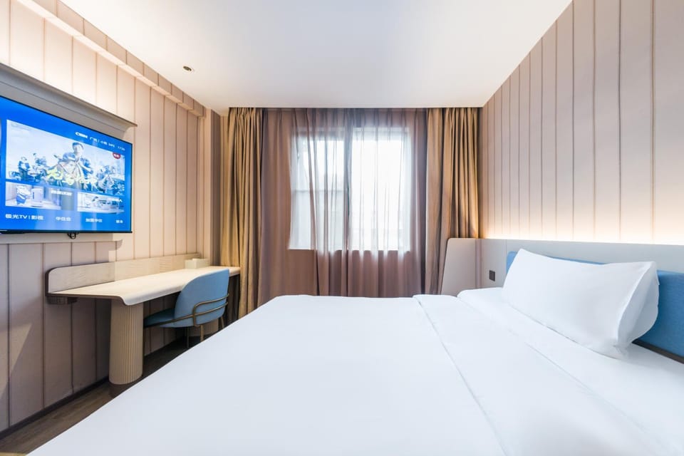 Bed, TV and multimedia, Photo of the whole room, Bedroom