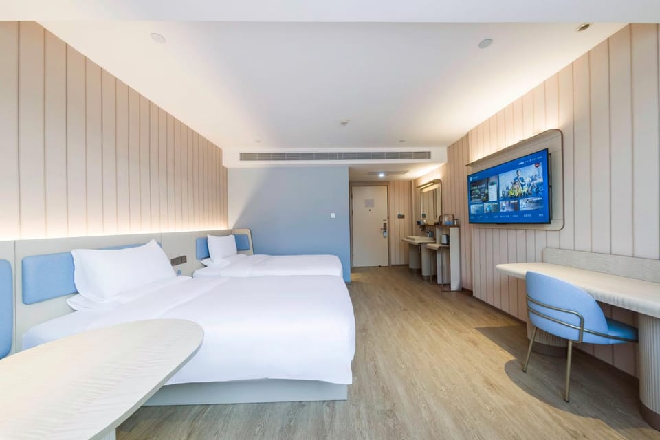 Bed, TV and multimedia, Photo of the whole room, Bedroom