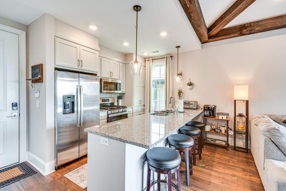 Community Perks: Mountain-View Condo in Toccoa! House in Lake Hartwell
