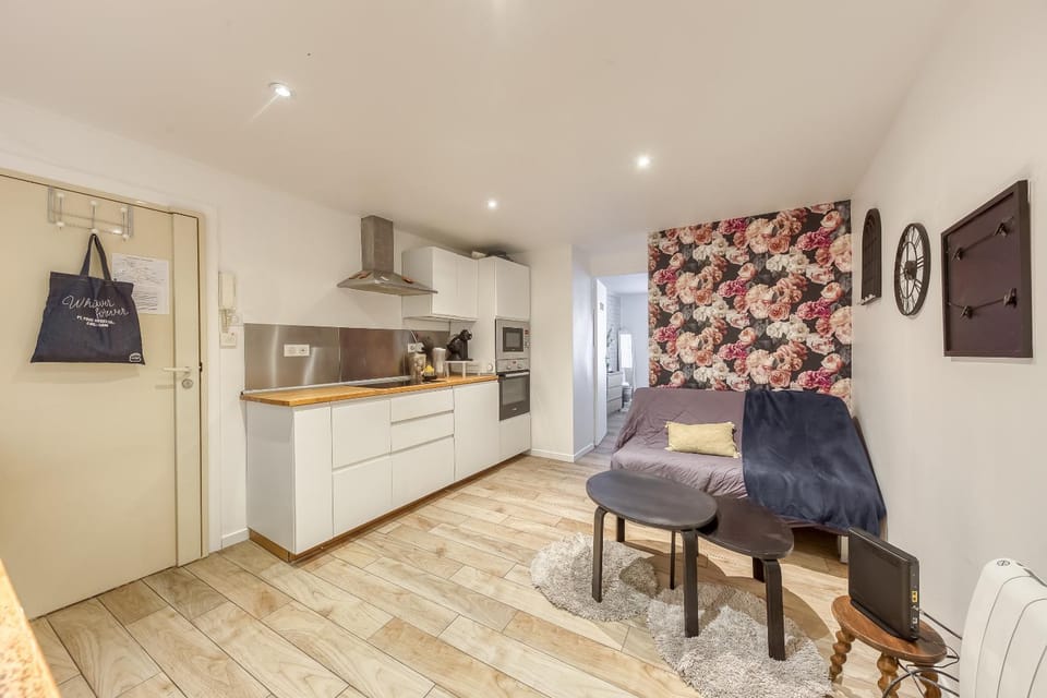 Living room, Dining area, minibar, oven, stove