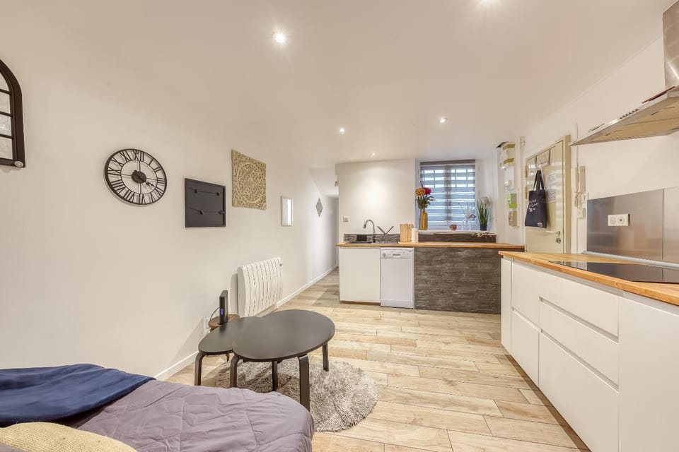 TV and multimedia, Kitchen or kitchenette, Living room, Seating area, Dining area, oven, stove