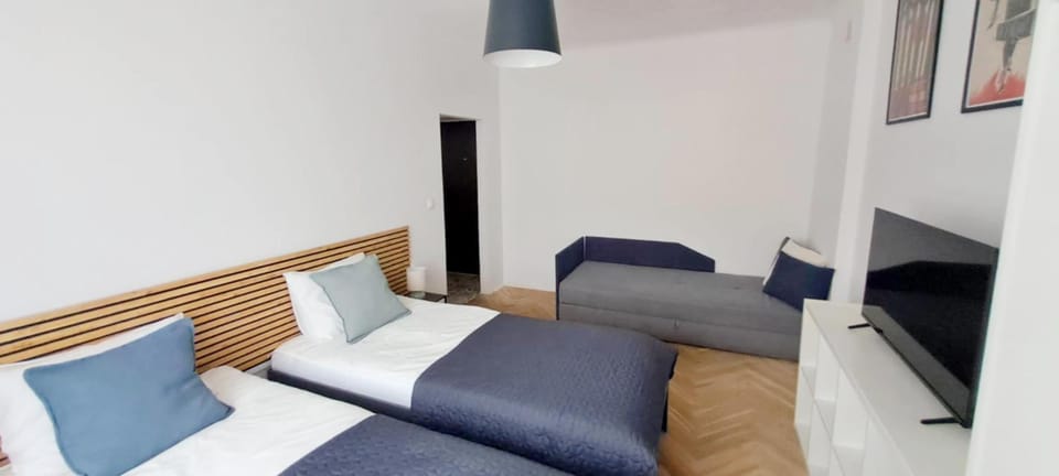 Bed, TV and multimedia, Photo of the whole room, Bedroom