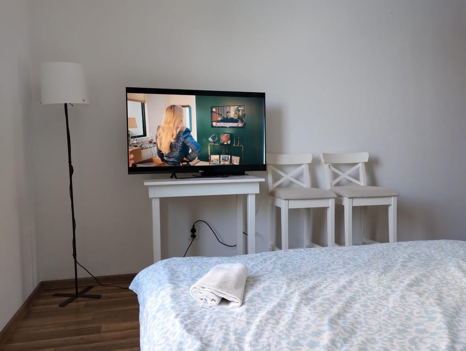 Bed, TV and multimedia, Photo of the whole room, Evening entertainment, Bedroom, towels