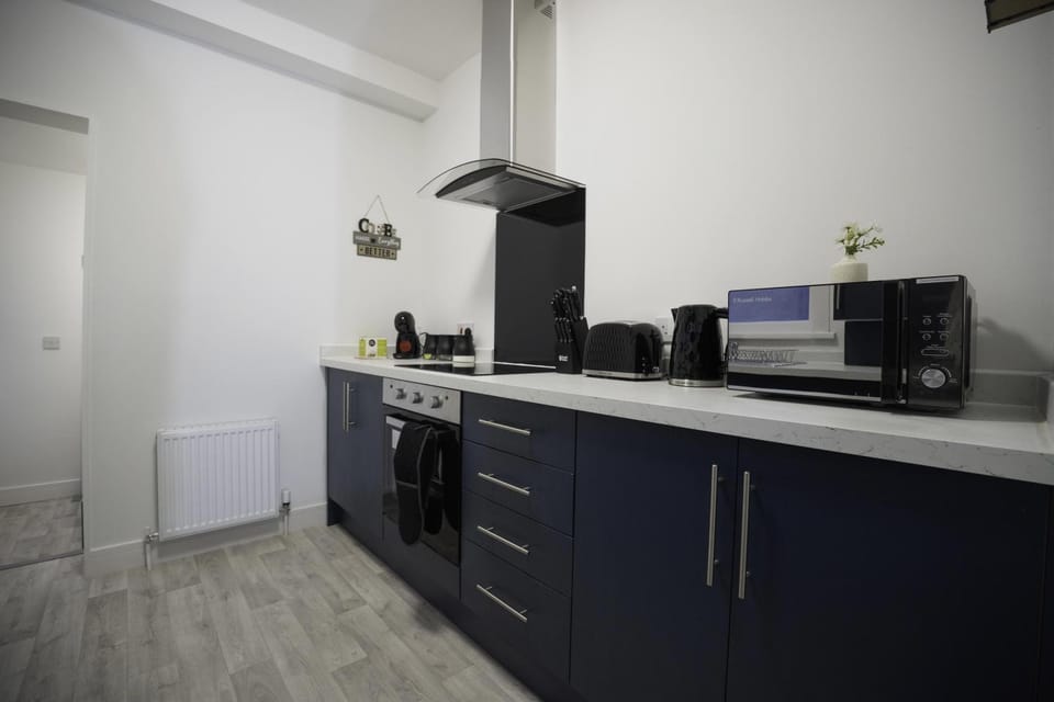 Coffee/tea facilities, microwave, oven, stove, toaster, kitchen