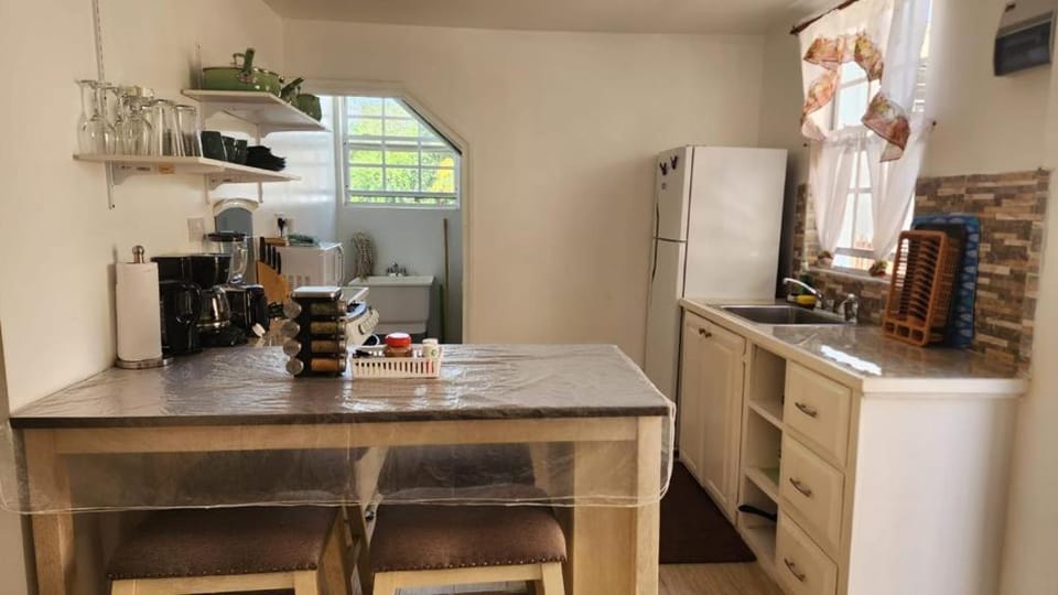Coffee/tea facilities, Kitchen or kitchenette, Dining area, oven, stove, toaster