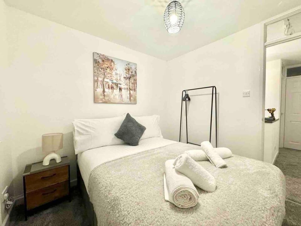 Bed, Bedroom, towels