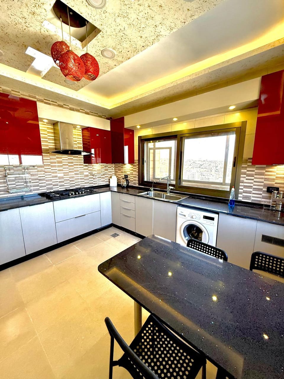 Kitchen or kitchenette, Dining area