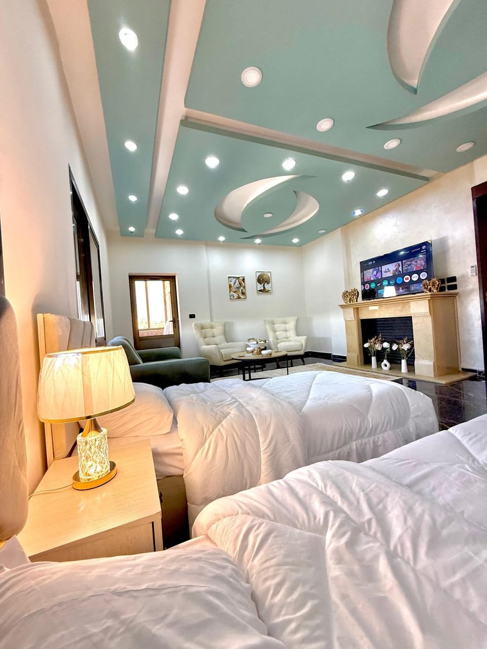 Bed, TV and multimedia, Living room