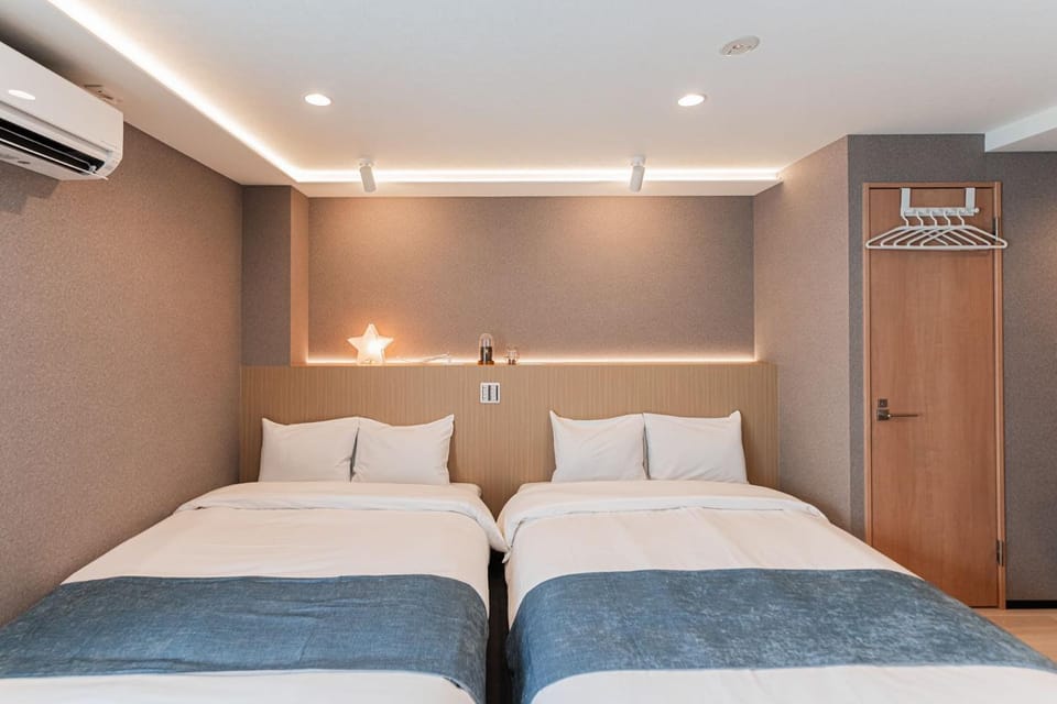 Bed, air conditioner