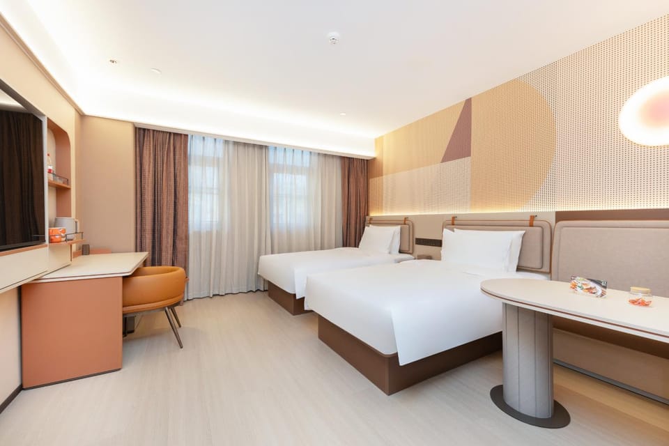 Bed, TV and multimedia, Living room, Photo of the whole room, Seating area, Bedroom