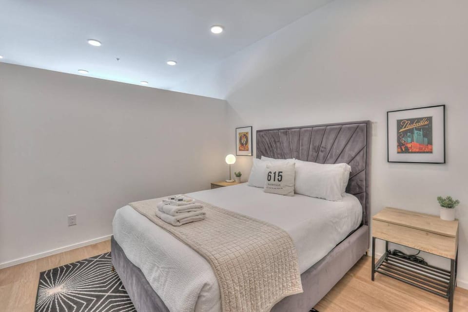 Amazing Downtown Condo w Pool and Free Parking Apartment in Nashville