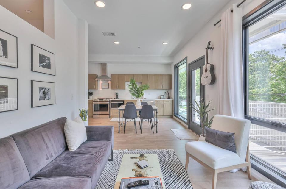 Amazing Downtown Condo w Pool and Free Parking Apartment in Nashville