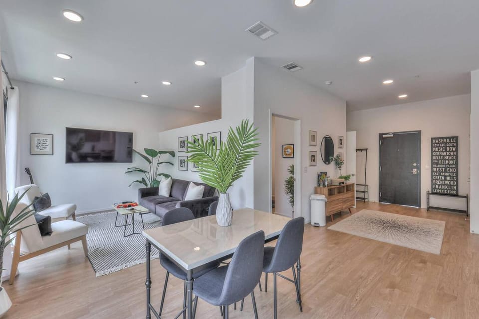Amazing Downtown Condo w Pool and Free Parking Apartment in Nashville