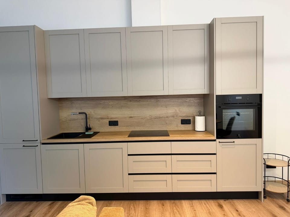 Kitchen or kitchenette, oven, stove