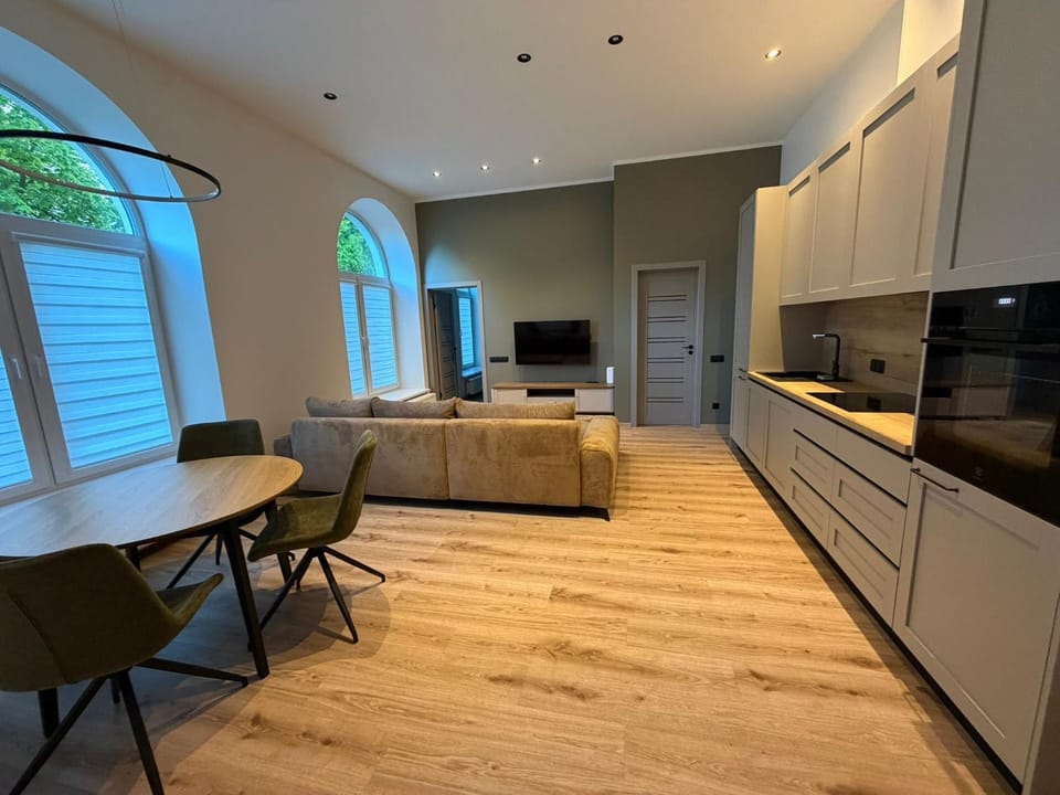 TV and multimedia, Kitchen or kitchenette, Living room, Seating area, Dining area