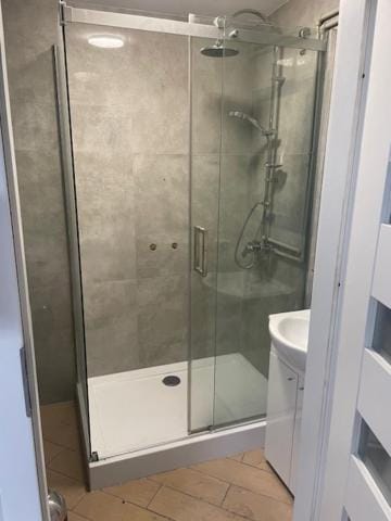 Shower, Toilet, Property building, Bathroom, Parking