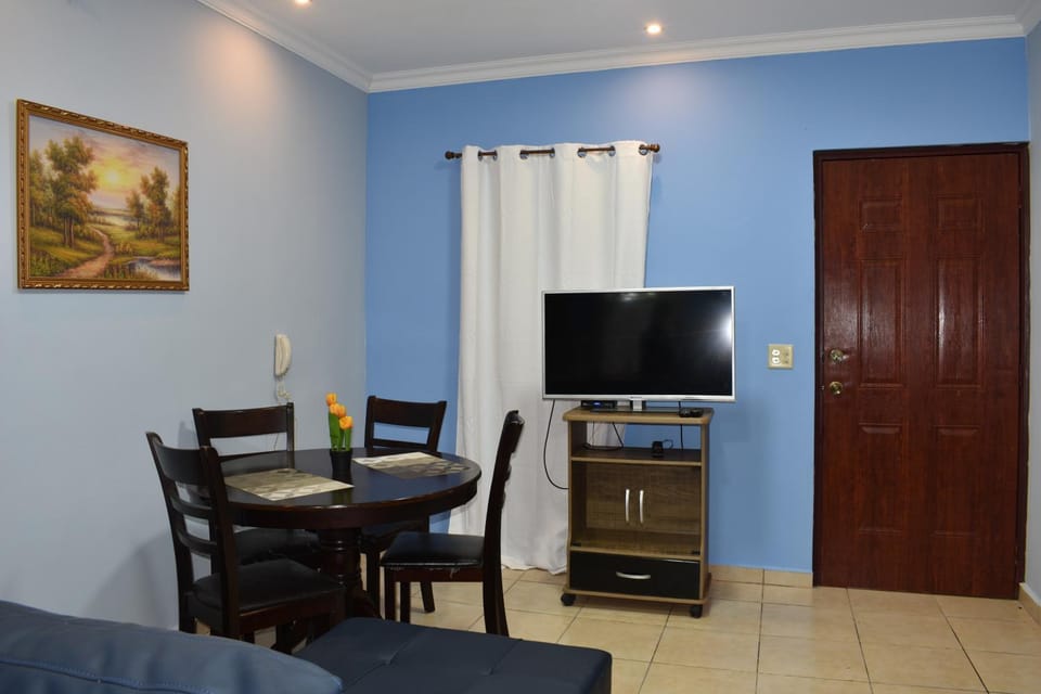 TV and multimedia, Living room, Seating area, Dining area