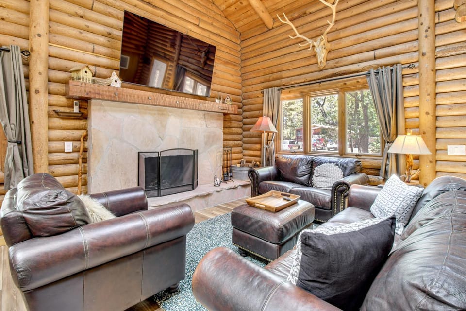 Cozy Log Cabin on 1/2 Acre in Lakeside! Cabin in Pinetop-Lakeside