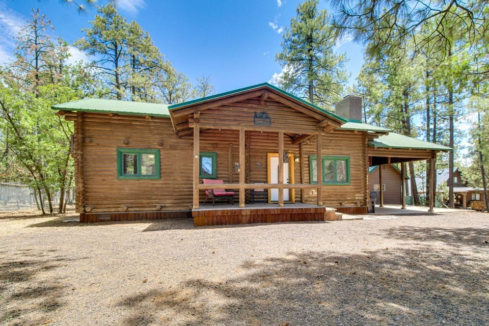 Cozy Log Cabin on 1/2 Acre in Lakeside! Cabin in Pinetop-Lakeside