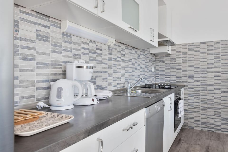 Coffee/tea facilities, Kitchen or kitchenette, stove, toaster