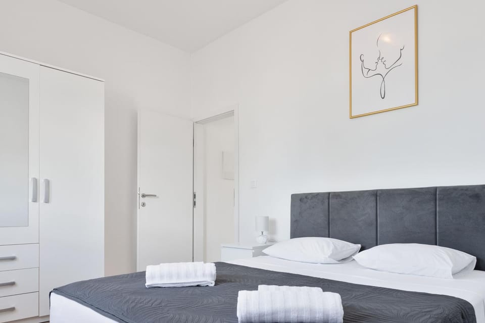 Bed, Photo of the whole room, Bedroom, towels, wardrobe