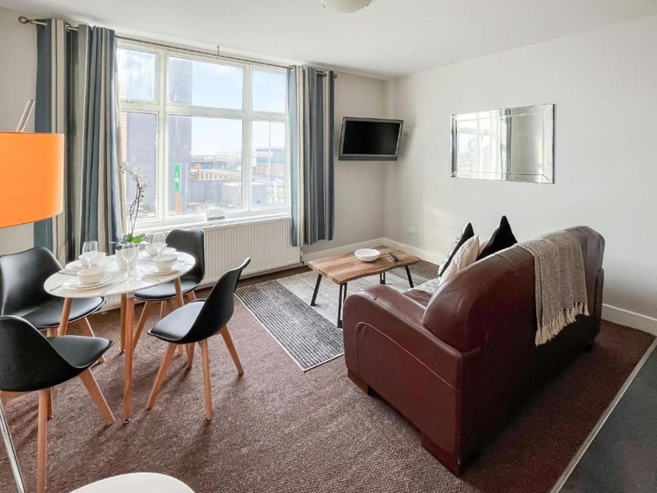 Communal lounge/ TV room, TV and multimedia, Living room, Seating area, Dining area, Evening entertainment