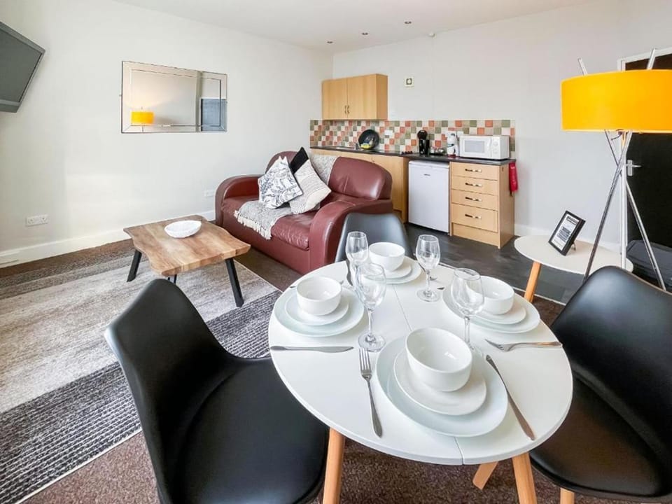 Coffee/tea facilities, Kitchen or kitchenette, Living room, Seating area, Dining area