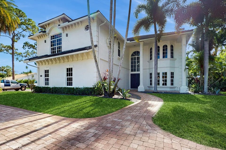 Property building, Day, Neighbourhood, Street view, Parking