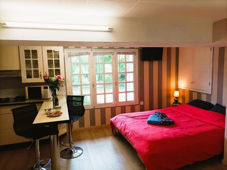 Bed, TV and multimedia, Photo of the whole room